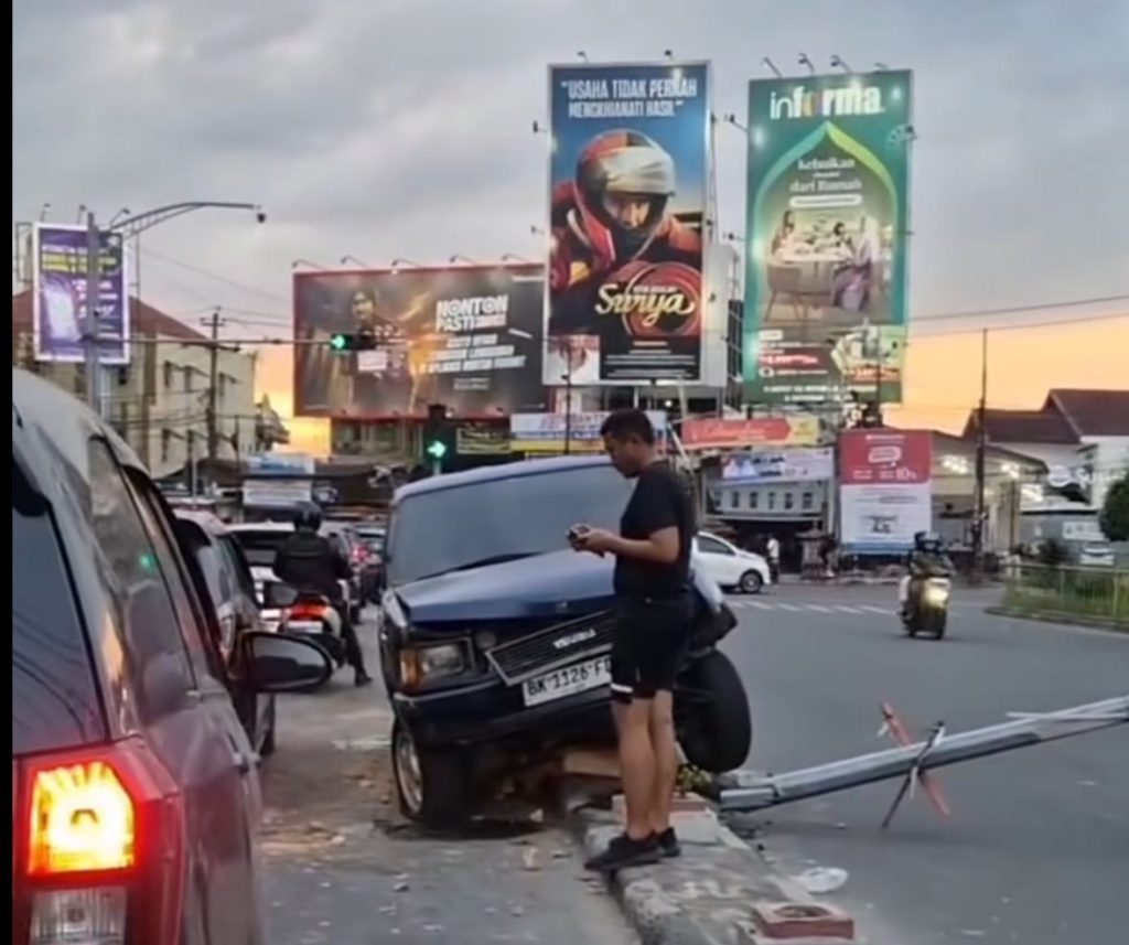 Menabrak Pembatas Jalan