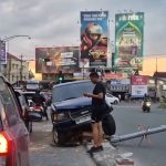 Menabrak Pembatas Jalan